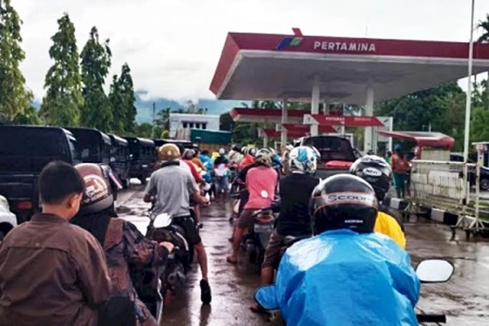 Antrean Panjang Kendaraan Terjadi di SPBU Kabupaten/Kota, 'karena Kosongnya Minyak Pertalite'