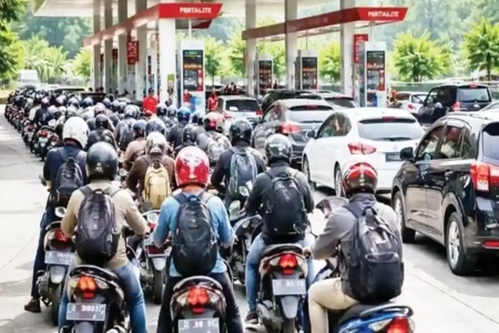 Antrean BBM Sudah Terlihat di Seluruh SPBU, Polisi Perketat Pengamanan di Titik Rawan Kemacetan