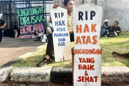 Generasi Muda Bawa 'Nisan Kuburan' dalam Peringatan Hari Bumi dengan Ungkapkan Kekecewaan untuk Dilakukan Perbaikan-Permulihan
