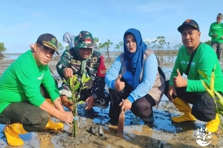 Perhutani Bersama KPMM Peringati Hari Bumi Tanam Mangrove di Pesisir Desa