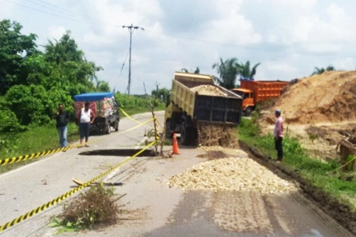 Jalan Muara Lembu dan Pangkalan Indarung Dihantam Hujan Deras Berkepanjangan, 'Jadi Terancam Amblas dan Putus'