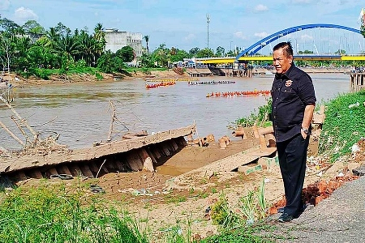 Tebing Sungai Indragiri Diplototi Terus, 'karena Sudah Erosi dan Banyak yang Runtuh'