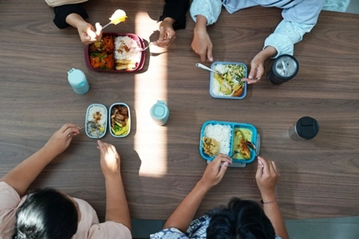 Banyak Karyawan Kini Pilih Bawa Bekal dari Rumah karena Efek Dolar yang Terus Menguat