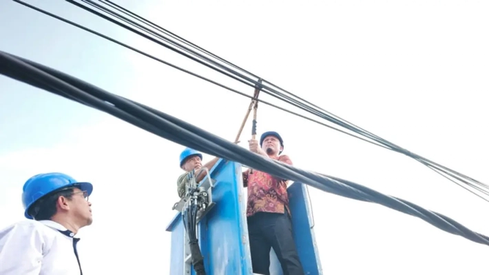 Walikota Agung Nugroho Langsung Potong Kabel Semrawut di Pekanbaru