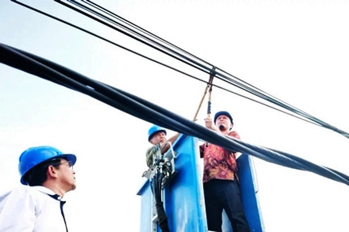Walikota Agung Nugroho Langsung Potong Kabel Semrawut di Pekanbaru