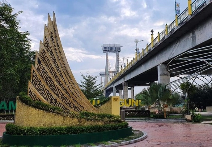 Pemko Mulai Menata Kawasan Bawah Jembatan Siak I dengan Bangun Ruang Terbuka Hijau Biru 
