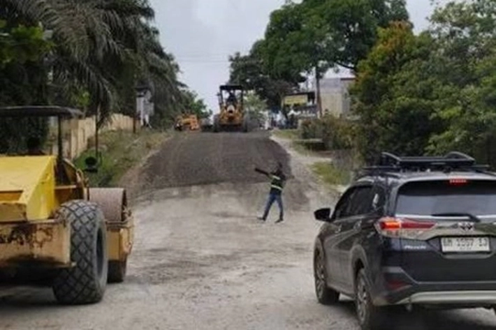 Pemprov Riau Perbaiki Jalan Simpang Perak–Istana Sayap di Pelalawan