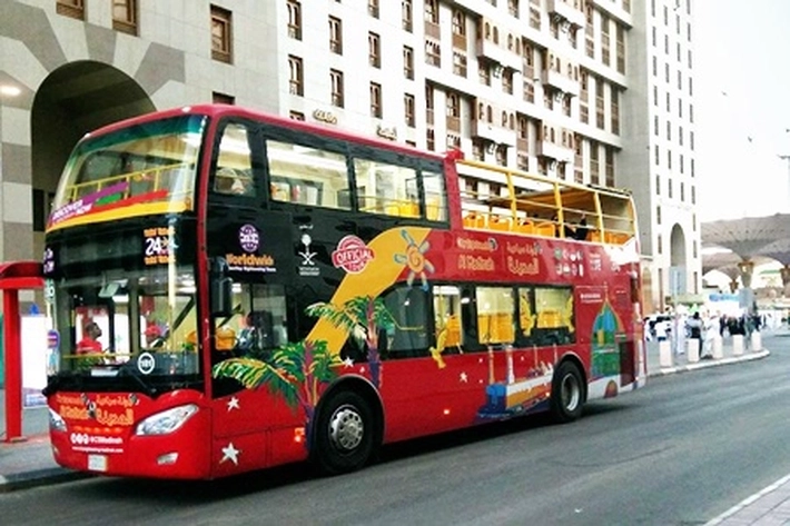 Jamaah Cukup Beli Tiket Seharga 90 Riyal untuk Bisa Naik Bus Tingkat Merah