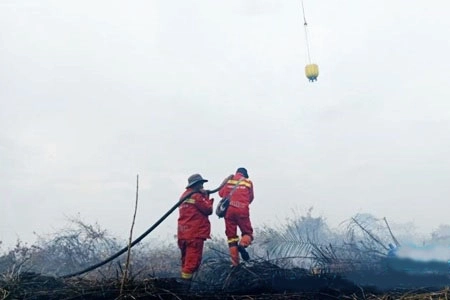 Dua Helikopter Water Bombing Hadapi Angin Kencang Jadi Hambat Pemadaman Karhutla di Inhu