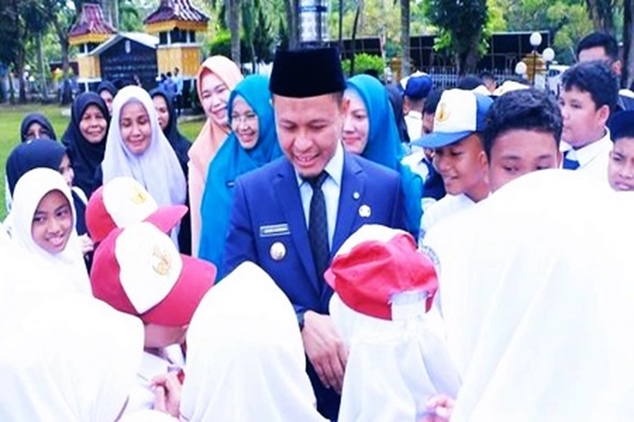 Peserta Didik dari Keluarga Kurang Mampu akan Dibantu Biaya Pembelian Seragam Sekolah Bagi yang Benar-Benar Membutuhkan