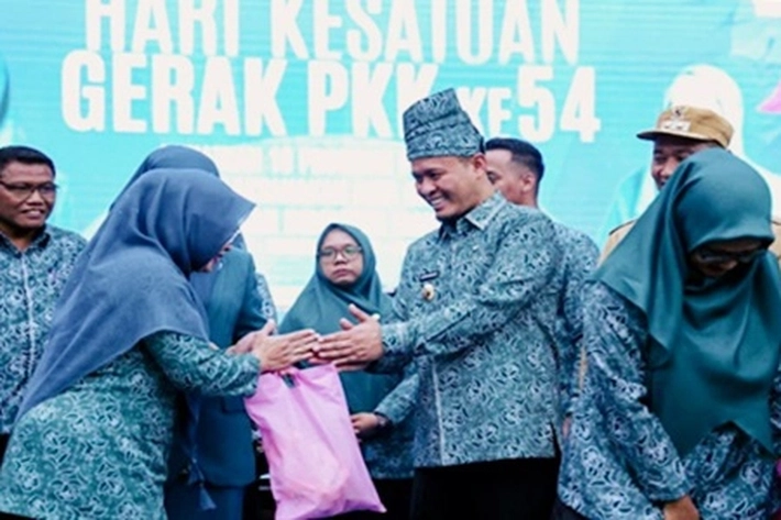 Walikota Agung Nugroho Bagikan Ribuan Paket Sembako ke Masyarakat 