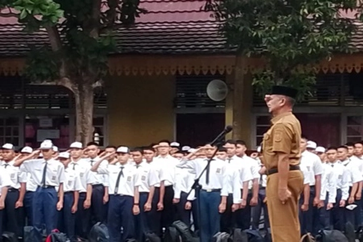 MPLS Siswa Baru di SMAN 4 Pekanbaru Ikut Upacara Bendera yang Dipimpin Kepsek Sahid Sumarno