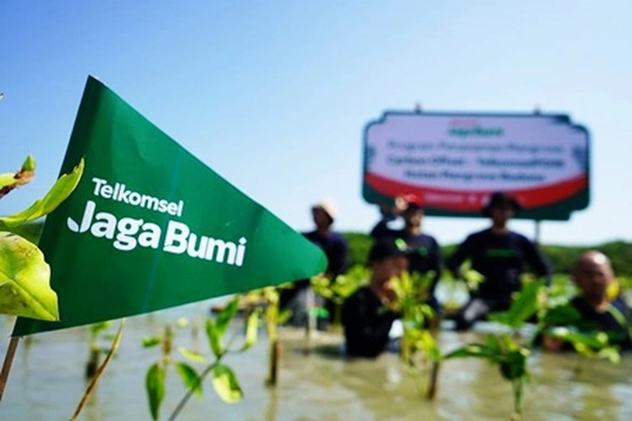 Telkomsel Libatkan Warga Pesisir Selatan Tanam Mangrove untuk Hadapi Ancaman Abrasi dan Dampak Perubahan Iklim