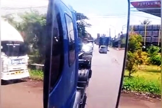 Antrean Panjang Solar Disejumlah Daerah Hingga Meluber ke Jalan, 'Mungkin Dipicu Adanya Gejolak Kelangkaan BBM'