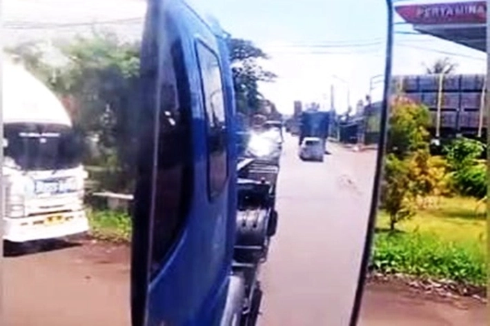 Antrean Panjang Solar Disejumlah Daerah Hingga Meluber ke Jalan, 'Mungkin Dipicu Adanya Gejolak Kelangkaan BBM'