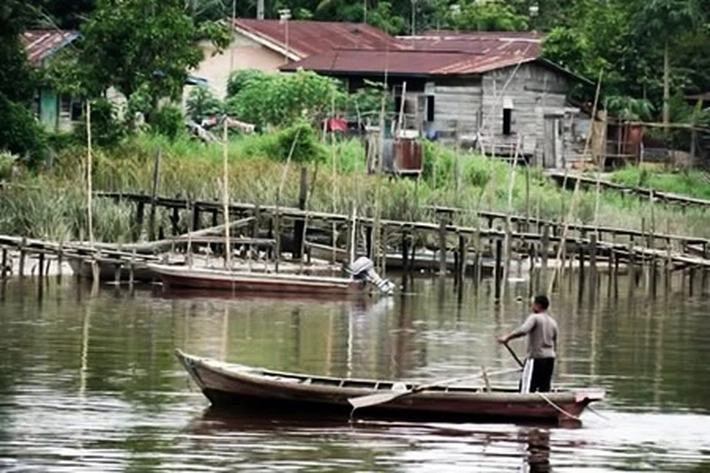 Ojek Sampan di Sungai Siak Masih Bertahan Walaupun dalam Situasi Ekonomi yang Sulit