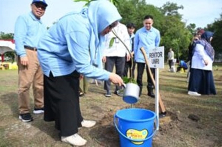 Mahasiswa Fisipol UNRI Gelar Aksi Penghijauan dengan Penanaman Pohon di Halaman Kantor Lurah