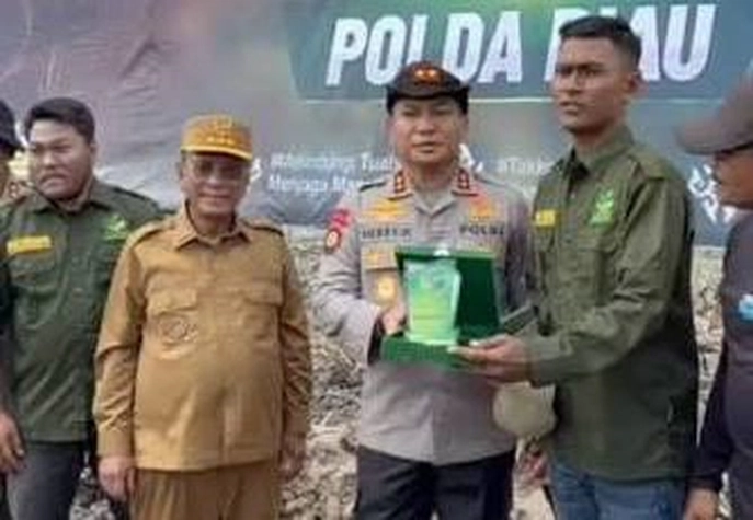 Kapolda Riau Terima Penghargaan Green Policing dari Yayasan Generasi Hijau Riau di Hari Mangrove Sedunia