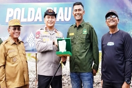 Kapolda Riau Terima Penghargaan Green Policing dari Yayasan Generasi Hijau Riau di Hari Mangrove Sedunia