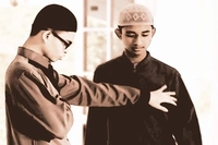 Inilah Alasan Kenapa Tidak Boleh Lewat di Depan Orang yang Shalat