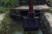 Ekskavator Mulai Keruk Drainase di Jalan Teratai Pekanbaru yang Tersumbat Sampah
