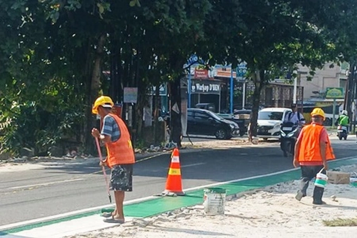 Badan Jalan Rambutan Punya Jalur Sepeda