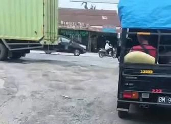 Kondisi Area Persimpangan Lampu Merah Jalan Kaharuddin Nasution Menuju Pasir Putih Sudah Memprihatinkan