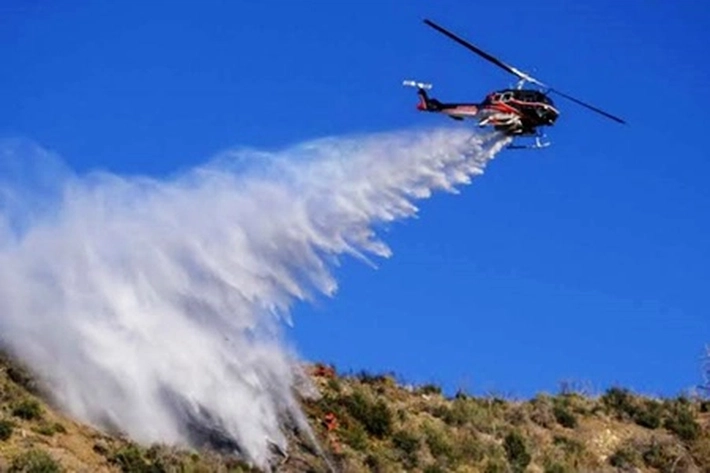 Helikopter Water Bombing Dikerahkan untuk Jinakkan Api di Pelalawan dan Inhu