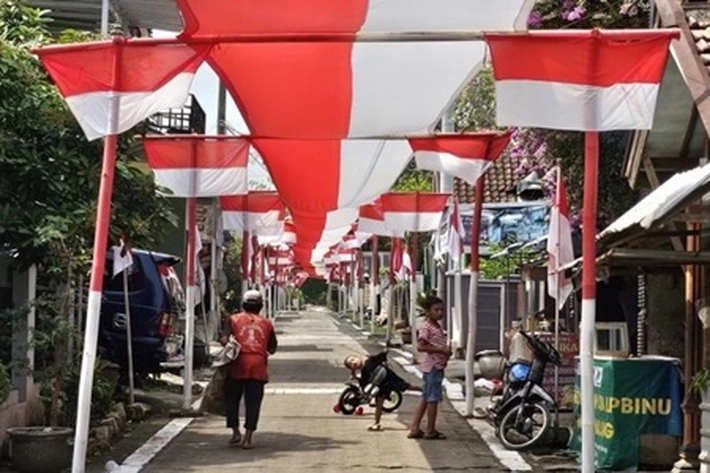 MPR BerNas Apresiasi Perusahaan Sumbang Ratusan Lembar Bendera Merah Putih pada Warga untuk Semarakkan Bulan Kemerdekaan