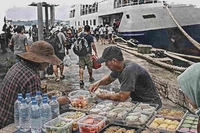 Pasar Dadakan Tergelar Tiap Kali Kapal Datang di Dermaga Serasan Natuna