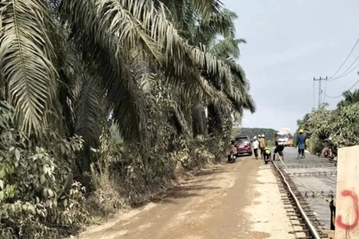 Plt Gubri Apresiasi PT Yuni Bersaudara Bangun Jalan Rigid Lipat Kain–Lubuk Agung Senilai Lebih Rp30 Miliar