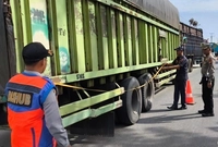 Belasan Truk Angkutan Barang Ditertibkan di Tol Pekanbaru-Dumai karena Diduga Over Dimension Over Load 