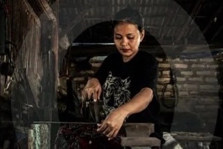 Suara Gesekan Logam Pembuat Keris Memecah Keheningan di Bengkel Sederhana