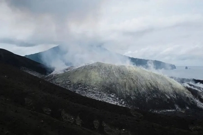 Erupsi Anak Gunung Krakatau Keluarkan Abu Vulkanik yang Menjangkau Enam Provinsi