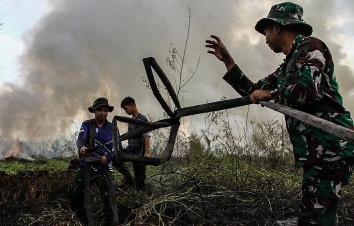 Langit di Kalimantan Tampak Semakin Kelam, 'Udaranya Beracun Berwarna Jingga Kecokelatan dan Pekat Seperti Sirup Kental yang Mematikan'
