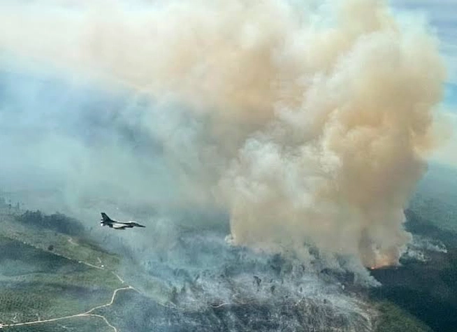 Langit Riau Dipantau F-16 yang Terdeteksi Karhutla Kembali Melonjak Hingga Tembus 222 Titik