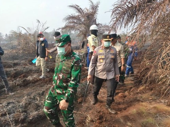 Pangdam dan Kapolda Riau Cek Karhutla di Siak Seiring Kepungan Titik Hotspot dan Kabut Asap yang Membara