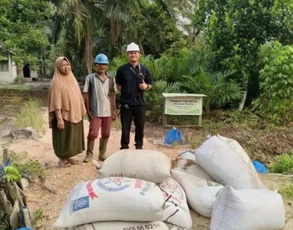 Petani Manfaatkan Produk Samping Pengelolaan Kelapa Sawit untuk Peternakan