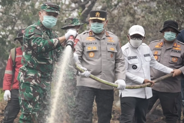Bupati Bersama Kapolda Riau dan Pangdam Tinjau Langsung Karhutla yang Sudah Meluas di Inhu