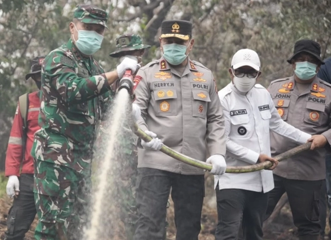 Bupati Bersama Kapolda Riau dan Pangdam Tinjau Langsung Karhutla yang Sudah Meluas di Inhu