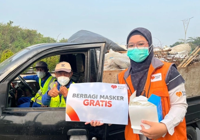 Rumah Zakat Salurkan 1.180 Masker untuk Lindungi Warga dari Abu Vulkanik