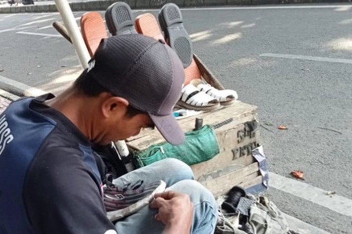 Tukang Sol Sepatu Tak Jadi Berhaji karena Hasil Tabungannya Diberikan pada Tetangga