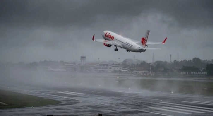 Rendahnya Jarak Pandang di Bandara Internasional SSK II Pekanbaru Buat Lion Air JT292 Gagal Mendarat