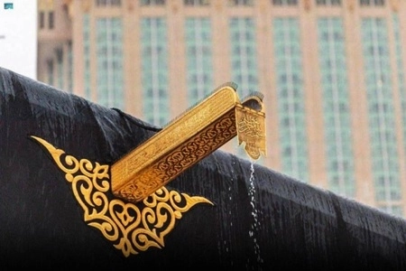 Walau Ditengah Hujan Deras Jamaah di Masjidil Haram Tetap Tunaikan Sholat Maghrib