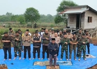 Pangdam dan Kapolda Riau Salat Istisqa di Tengah Kabut Asap Karhutla