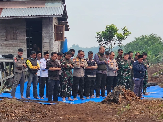 Pangdam dan Kapolda Riau Salat Istisqa di Tengah Kabut Asap Karhutla