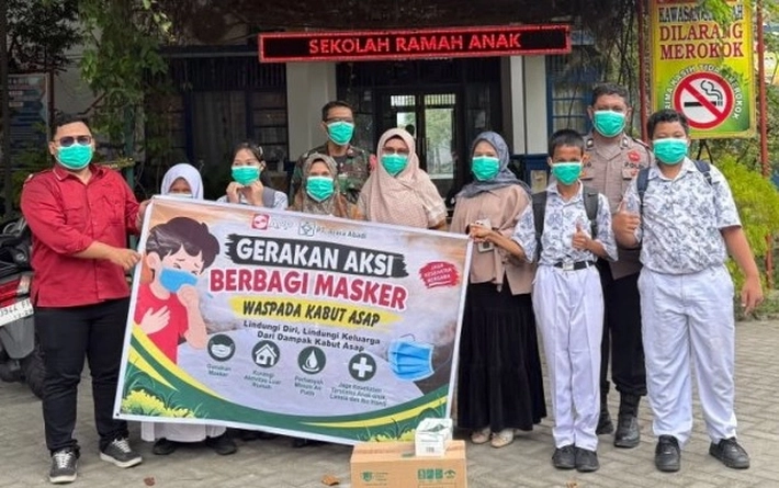 PT Arara Abadi Bagikan Masker ke Siswa Ditengah Kualitas Udara Kabut Asap Memburuk