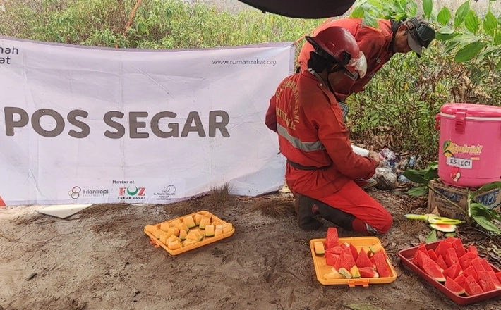  Rumah Zakat Beri Dukungan Melalui Layanan Pos Segar dan Multivitamin untuk Petugas Karhutla