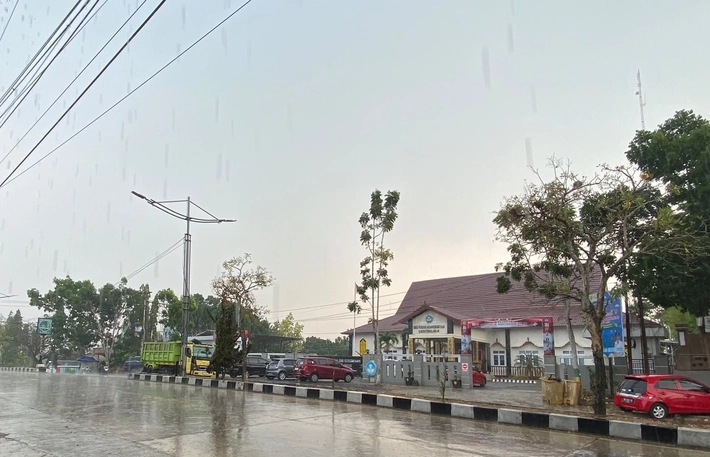 Hujan Deras dan Angin Kencang Mengguyur 6 Daerah di Riau, Buat Kabut Asap Karhutla Hilang Seketika