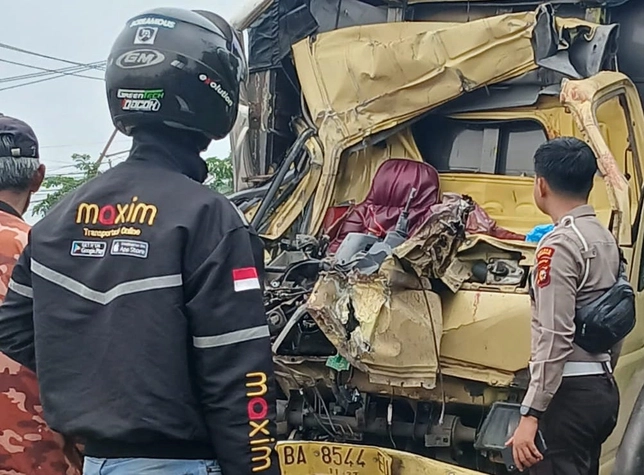 Minibus Tabrak Truk di Tol Pekanbaru-Bangkinang, Dua Orang Tewas